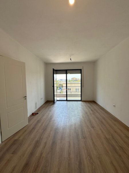Tirane, jap me qera apartament 2+1+Ballkon Kati 8, 88 m² 450 € (Kinostudio)