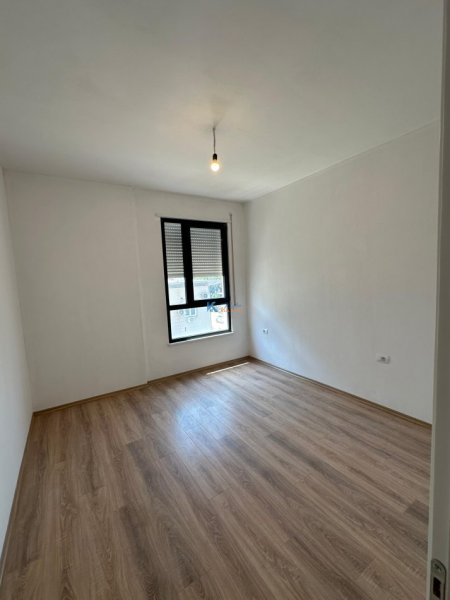 Tirane, jap me qera apartament 2+1+Ballkon Kati 8, 88 m² 450 € (Kinostudio)