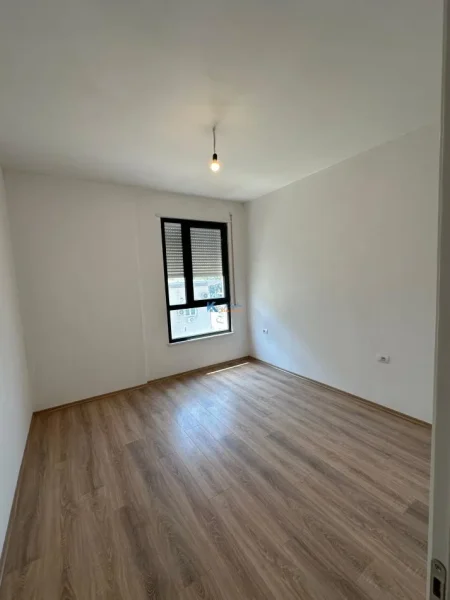 Tirane, jap me qera apartament 2+1+Ballkon Kati 8, 88 m² 450 € (Kinostudio)