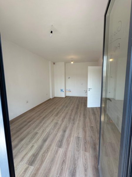Tirane, jap me qera apartament 2+1+Ballkon Kati 8, 88 m² 450 € (Kinostudio)