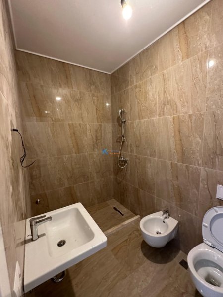 Tirane, jap me qera apartament 2+1+Ballkon Kati 8, 88 m² 450 € (Kinostudio)