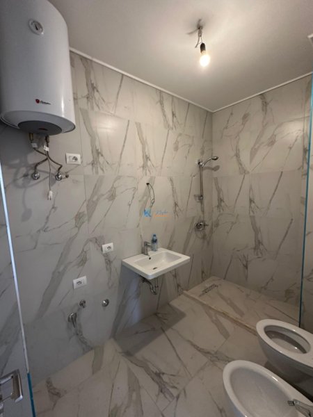 Tirane, jap me qera apartament 2+1+Ballkon Kati 8, 88 m² 450 € (Kinostudio)