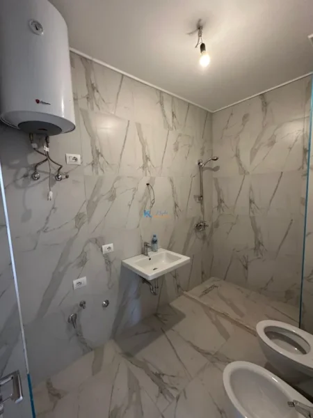 Tirane, jap me qera apartament 2+1+Ballkon Kati 8, 88 m² 450 € (Kinostudio)