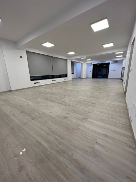 Tirane, jepet me qera ambjent biznesi Kati 0, 120 m² 1.500 € (Rruga e Durresit)