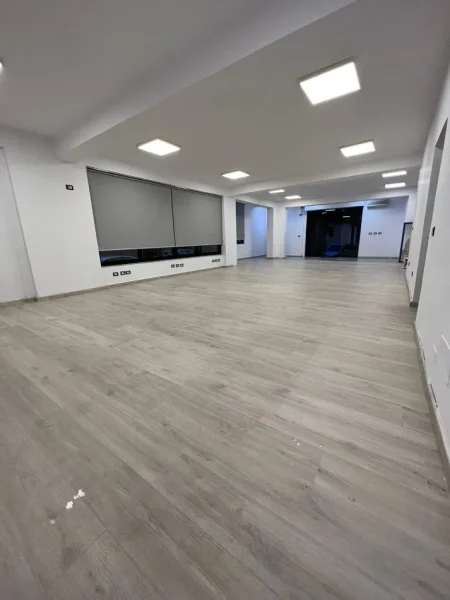Tirane, jepet me qera ambjent biznesi Kati 0, 120 m² 1.500 € (Rruga e Durresit)