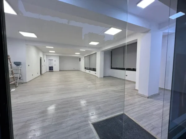 Tirane, jepet me qera ambjent biznesi Kati 0, 120 m² 1.500 € (Rruga e Durresit)