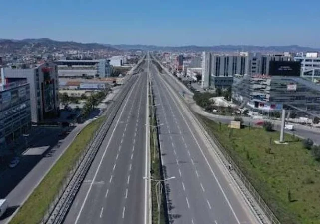 Tirane, jepet me qera magazine Kati 3, 1.620 m² 7.000 € (Autostrada Tirane-Durres)