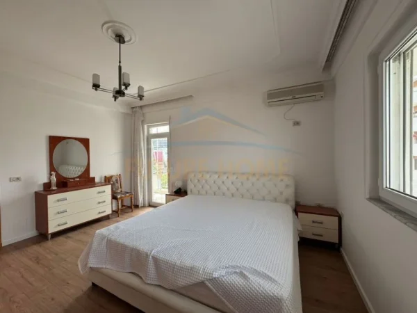 Tirane, jepet me qera apartament 2+1+Ballkon Kati 4, 160 m² 650 € (Rruga e Elbasanit)