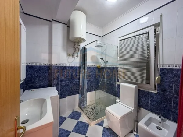 Tirane, jepet me qera apartament 2+1+Ballkon Kati 4, 160 m² 650 € (Rruga e Elbasanit)