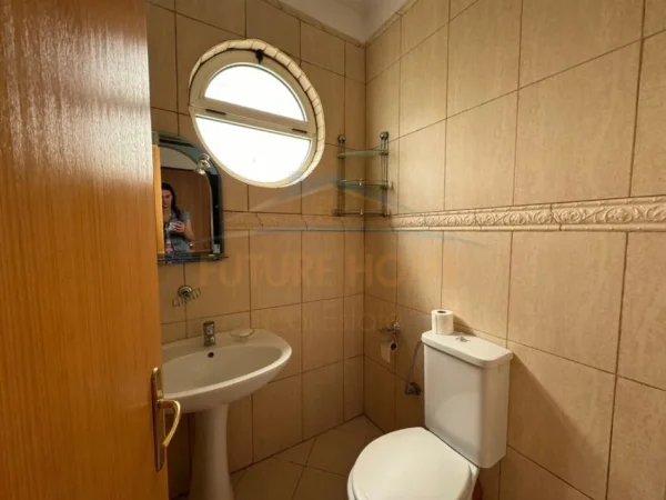 Tirane, jepet me qera apartament 2+1+Ballkon Kati 4, 160 m² 650 € (Rruga e Elbasanit)