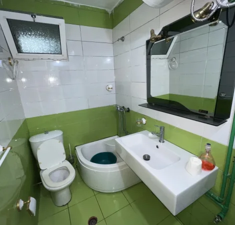 Tirane, jepet me qera apartament 1+1+Ballkon Kati 2, 50 m² 300 € (RRUGA PJETER BUDI)