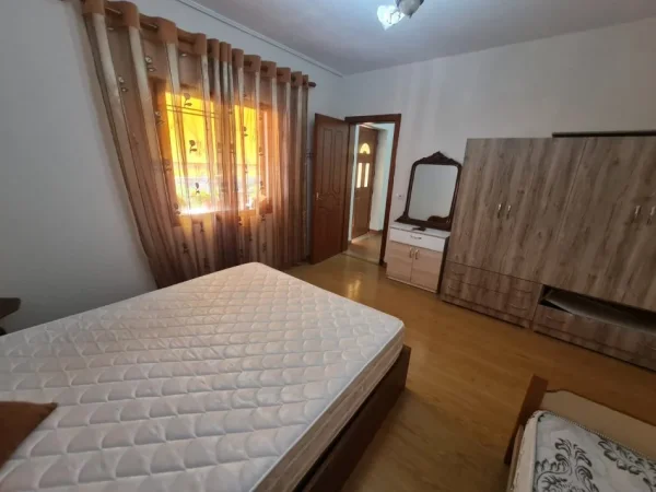 Tirane, jepet me qera apartament 1+1+Ballkon Kati 2, 65 m² 390 € (RRUGA SELAUDIN ZORBA)