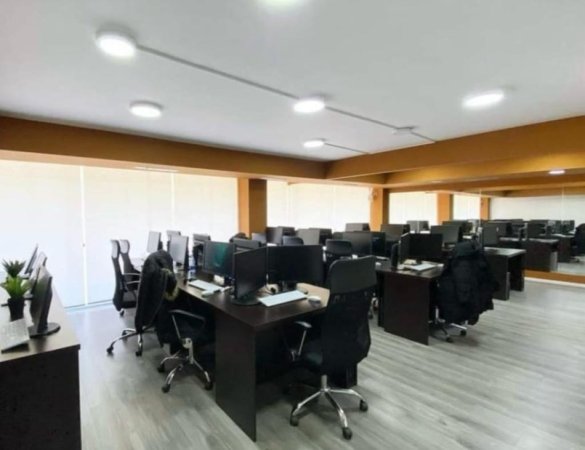 Tirane, jepet me qera zyre Kati 1, 173 m² 3.500 € (Gjimnazi Petro Nini)