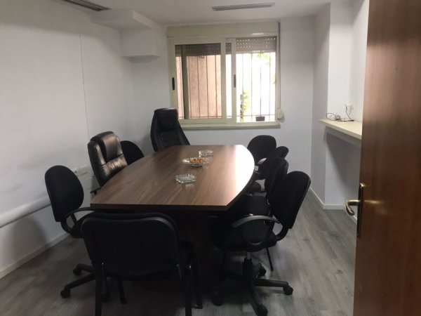 Tirane, jepet me qera zyre Kati 1, 173 m² 3.500 € (Gjimnazi Petro Nini)