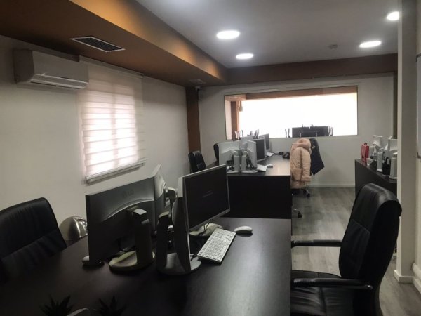 Tirane, jepet me qera zyre Kati 1, 173 m² 3.500 € (Gjimnazi Petro Nini)