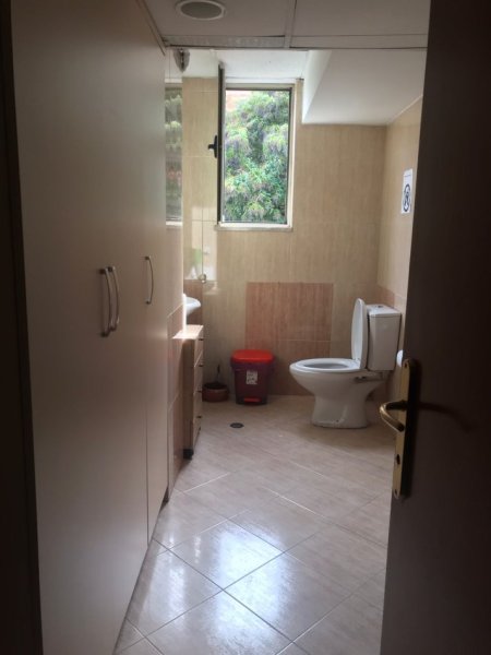 Tirane, jepet me qera zyre Kati 1, 173 m² 3.500 € (Gjimnazi Petro Nini)