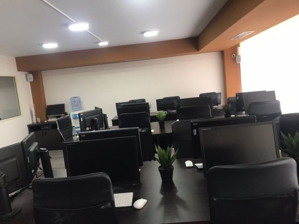 Tirane, jepet me qera zyre Kati 1, 173 m² 3.500 € (Gjimnazi Petro Nini)