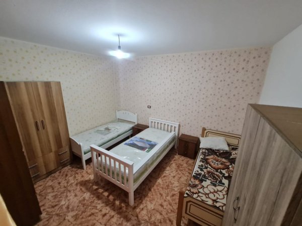 Tirane, jepet me qera apartament 1+1+Ballkon Kati 1, 50 m² 330 € (SPITALET)
