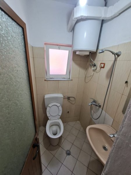 Tirane, jepet me qera apartament 1+1+Ballkon Kati 1, 50 m² 330 € (SPITALET)