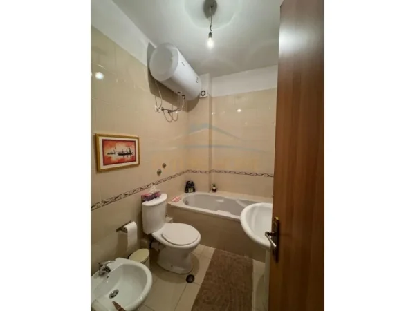 Tirane, jepet me qera apartament 2+1+Aneks+Ballkon Kati 4, 112 m² 650 € (Pazari i Ri)