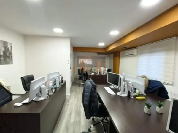 Tirane, jepet me qera ambjent biznesi Kati 1, 194 m² 3.500 € (Ish Blloku)