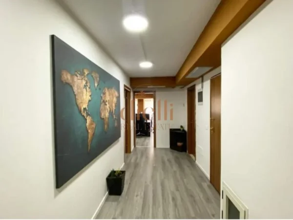 Tirane, jepet me qera ambjent biznesi Kati 1, 194 m² 3.500 € (Ish Blloku)