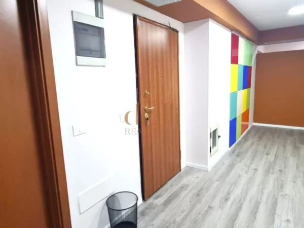 Tirane, jepet me qera ambjent biznesi Kati 1, 194 m² 3.500 € (Ish Blloku)