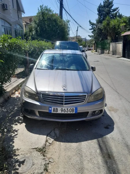 Tirane, shes makine Mercedes benz Nafte, gri metalizato automatik Kondicioner 300 km 4.000 €