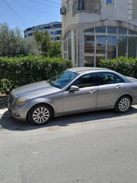 Tirane, shes makine Mercedes benz Nafte, gri metalizato automatik Kondicioner 300 km 4.000 €