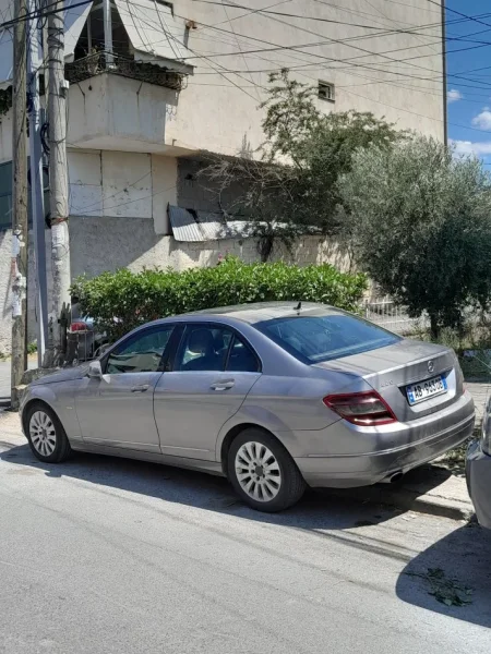 Tirane, shes makine Mercedes benz Nafte, gri metalizato automatik Kondicioner 300 km 4.000 €