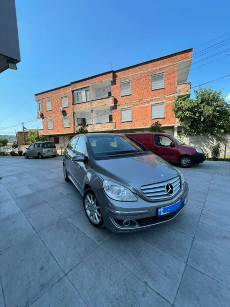 Tirane, shes makine Mercedes Benz B-class 2.0 Diesel Nafte, gri e erret automatik Klima 32.000 km 4.500 €