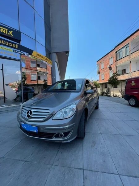 Tirane, shes makine Mercedes Benz B-class 2.0 Diesel Nafte, gri e erret automatik Klima 32.000 km 4.500 €