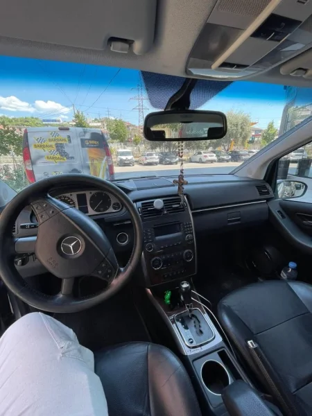 Tirane, shes makine Mercedes Benz B-class 2.0 Diesel Nafte, gri e erret automatik Klima 32.000 km 4.500 €