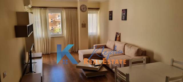 Tirane, jap me qera apartament 2+1+Ballkon Kati 3, 91 m² 690 € (Kompleksi Kontakt)