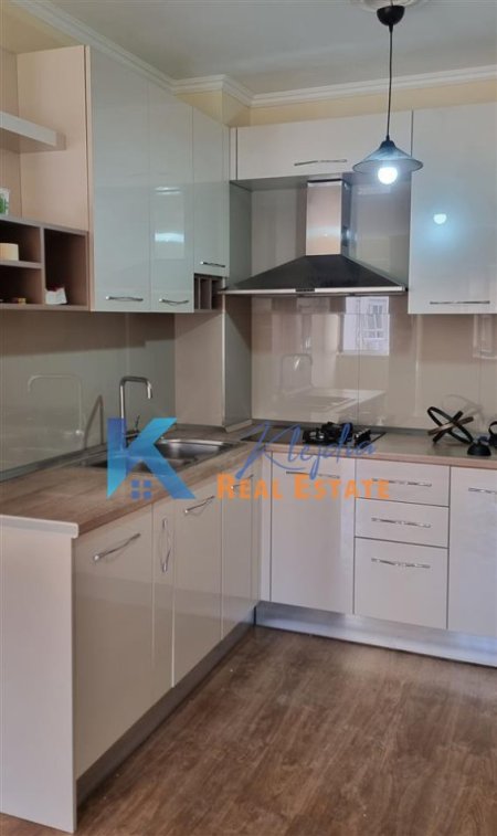 Tirane, jap me qera apartament 2+1+Ballkon Kati 3, 91 m² 690 € (Kompleksi Kontakt)