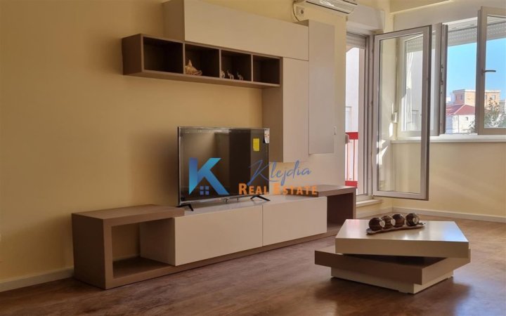 Tirane, jap me qera apartament 2+1+Ballkon Kati 3, 91 m² 690 € (Kompleksi Kontakt)
