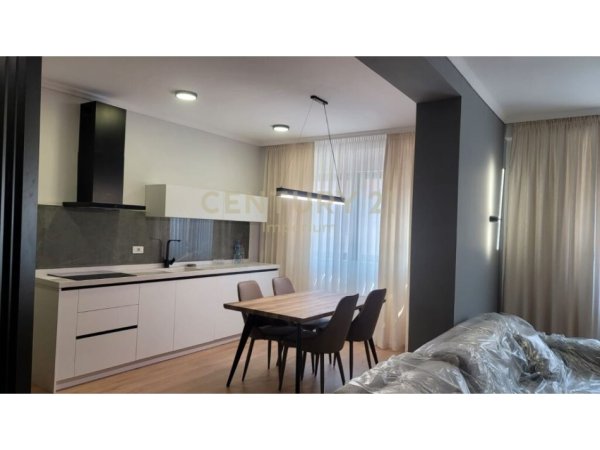 Tirane, jepet me qera apartament 2+1+Aneks+Ballkon Kati 2, 145 m² 1.300 € (Hotel Colosseo, rruga e Durresit)