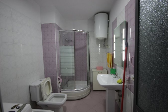 Tirane, jepet me qera apartament 2+1+Ballkon Kati 6, 85 m² 560 € (Rruga Muzaket)