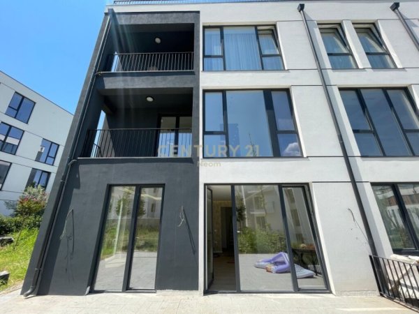 Tirane, jepet me qera apartament duplex Dublex Kati 0, 193 m² 2.500 € (Liqeni i Thatë)