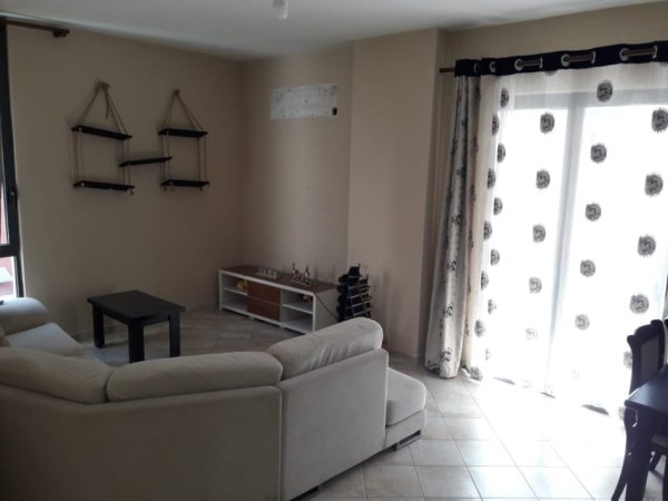 Tirane, jepet me qera apartament 2+1 Kati 4, 123 m² 450 € (Rruga 3 Deshmoret)