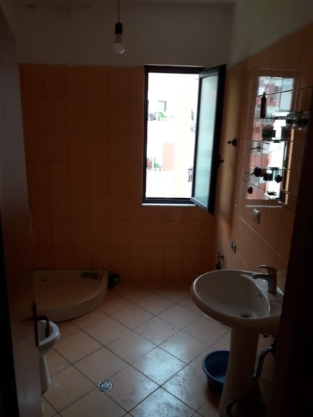 Tirane, jepet me qera apartament 2+1 Kati 4, 123 m² 450 € (Rruga 3 Deshmoret)