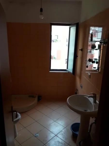 Tirane, jepet me qera apartament 2+1 Kati 4, 123 m² 450 € (Rruga 3 Deshmoret)