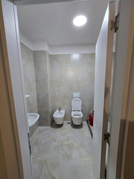 Tirane, jepet me qera apartament 2+1 Kati 5, 93 m² 400 € (Selite)