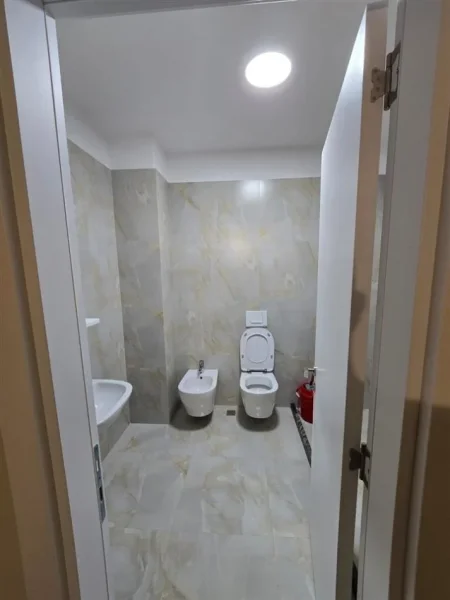 Tirane, jepet me qera apartament 2+1 Kati 5, 93 m² 400 € (Selite)