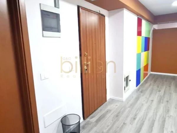 Tirane, jepet me qera ambjent biznesi Kati 1, 194 m² 3.500 € (PETRO NINI LUARASI)