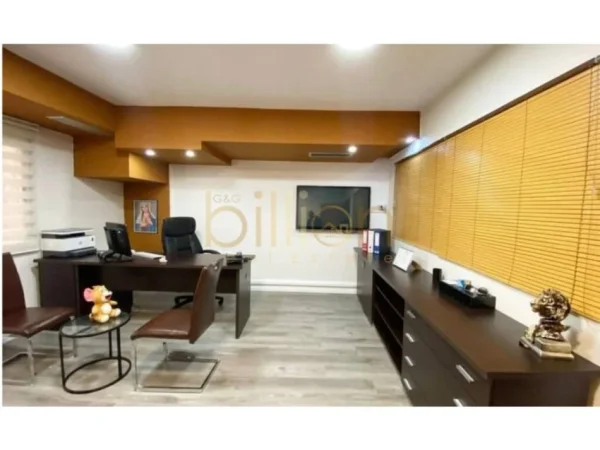 Tirane, jepet me qera ambjent biznesi Kati 1, 194 m² 3.500 € (PETRO NINI LUARASI)