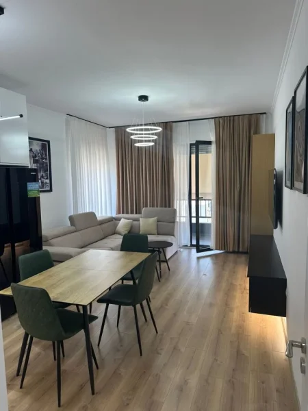 Tirane, jepet me qera apartament 2+1+Ballkon Kati 6, 103 m² 650 € (KINOSTUDIO)