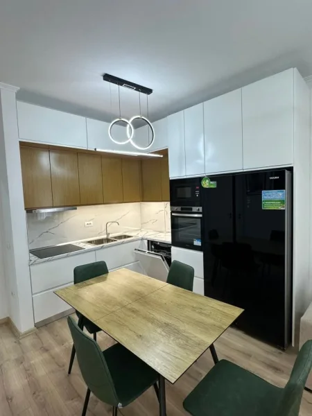 Tirane, jepet me qera apartament 2+1+Ballkon Kati 6, 103 m² 650 € (KINOSTUDIO)