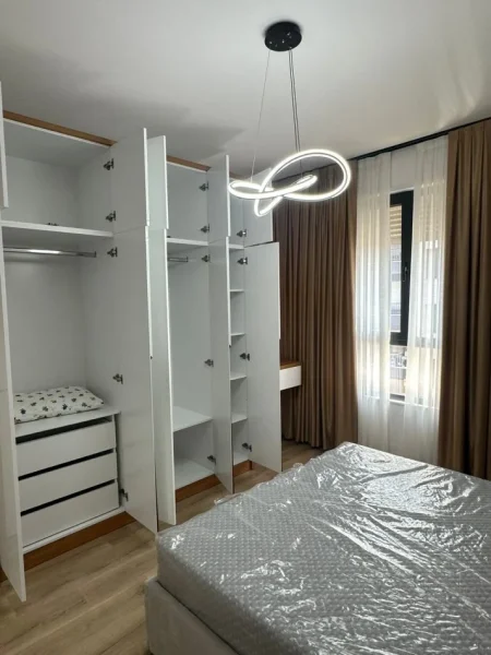 Tirane, jepet me qera apartament 2+1+Ballkon Kati 6, 103 m² 650 € (KINOSTUDIO)