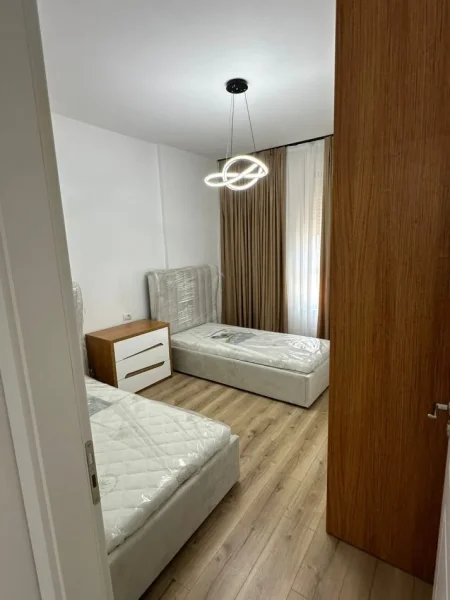 Tirane, jepet me qera apartament 2+1+Ballkon Kati 6, 103 m² 650 € (KINOSTUDIO)